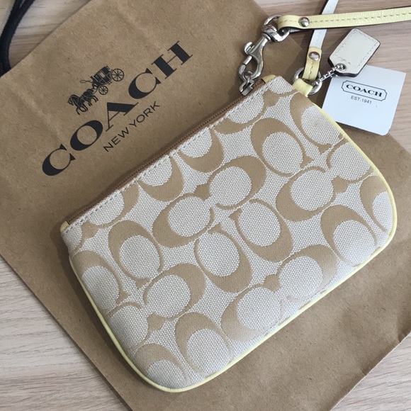 Coach Handbags - 🎉HP-10/16/19🎉 -Coach Wristlet 🌹